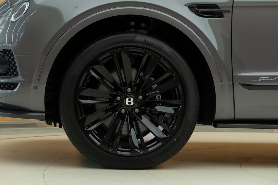 Колеса Bentley Bentayga Speed Blackline (Granite) 2020 года  (UAE) (фото 6 из 10)